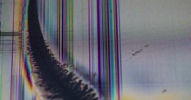 Dijital gürültü. Arıza bozulması. Statik obje piksel dokusunda siyah eğri çatlağı. Bozuk teknoloji soyut arka plan örtüsü.