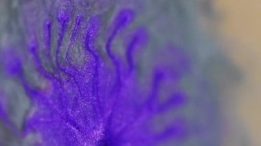 Parlak mürekkep. Parıltılı boya damlası. Mavi altın rengi sıvı karışımı. Odaklanmış emülsiyon sıçraması. Parlayan parlak nem dalgası..