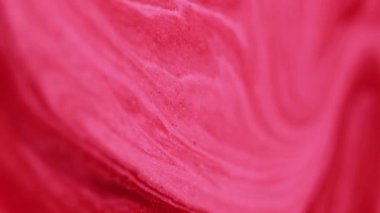 Parlak madde. Parlak bir geçmişi var. Odaklanmamış emülsiyon şeridi dalgaları kırmızı pembe karışım yaratıcı soyut parlayan sanat dokusu suyu.