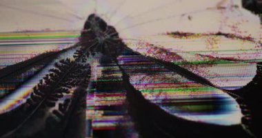 Arızalı kaplama. Ekran hasarı. Dalgalı çatlak parıldayan televizyon monitörü yüzeyi. Çarpışma kumlu cam dokusu üzerinde dijital renk gürültüsü sorunu.