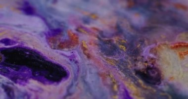Bulanık boya sıçraması. Parlak sıvı karışımı. Odaklanmamış çok renkli mor ışıltılı ışıltılı parlak akış mermer desen parlak parçacıklar soyut bokeh ışık sanat arka planında hareket ediyorlar.