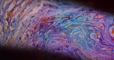 Mermer dokusu. Leke baloncuk yağı. Odaklanmamış mor yeşil sıvı boya eğrisi koyu siyah bulanık ışık soyut sanat arka planında akrilik kaygan.