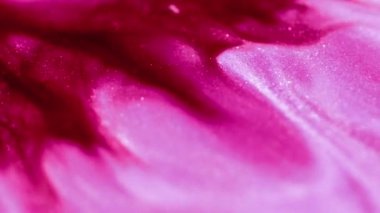 Islak sim sıçraması. Işıl ışıl. Odaklanmamış morumsu pembe renk parıldayan mermer desenli boya soyut sanat arkaplanı yayıyor..