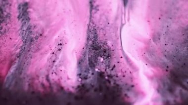 Boya parçacıkları. Emülsiyon sıçraması. Bulanık pembe beyaz renk toz dokusu mürekkep suyu karışımı damlalar akış dalgası soyut sanat arkaplanı.