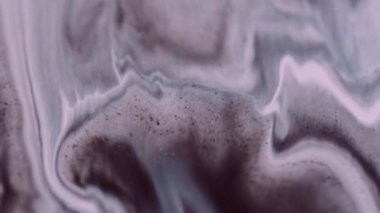 Islak mermer. Sıvı pırıltı damlası. Odaklanmamış gri beyaz gümüş renkli parlak toz dokusu akrilik boya hareketi soyut sanat arkaplanı.