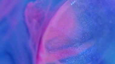 Gradyan boya. Parıldayan mürekkep. Işıl ışıl parlıyor. Odaklanmamış mavi mor renk girdap halinde lüks parçacıklar jel dokusu soyut sanat arka planı.