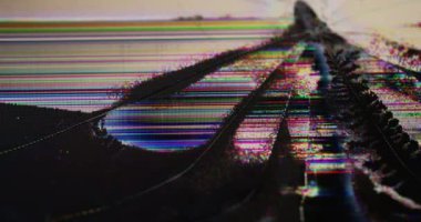 Kırık sanat eserleri. Matris hasarı. Kırık bilgisayar arızası görüntüsünün renkli arızası. Siyah sıvı cam çatlakları arasında biçimsizce yayılır..