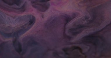 Parıltılı boya akışı. Bulanık sıvı dökülmesi. Odaklanmamış mor renk parıldayan mermer dokusu, dalga emülsiyonu soyut sanat arkaplanı.