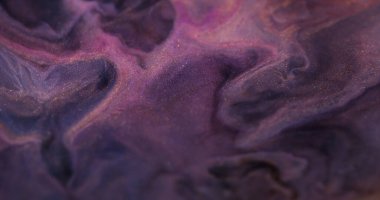Parıltılı boya akışı. Bulanık sıvı dökülmesi. Odaklanmamış mor renk parıldayan mermer dokusu, dalga emülsiyonu soyut sanat arkaplanı.
