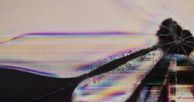 Ekran arızası. Hasarlı televizyon. Yanardöner yansımalarla monitör çatlakları. Modern gösteri ekipmanları yüzeyinin deforme dokusunu üst üste koy.