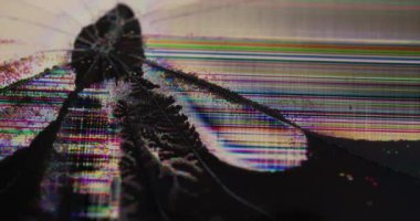 Ekran arızası. Kırık sanat eserleri. Parıldayan renk çizgileri ile bozulmayı göster. Hasarlı dijital gürültü parçalanmış yüzeyin piksel dokusunu kapat.