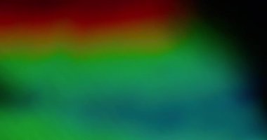 Optik lensler. Bulanık soyut prizma. Odaksız sızıntı, çok renkli, yeşil, sarı ışınlar gökkuşağı ışık arka planında yanıp sönüyor..