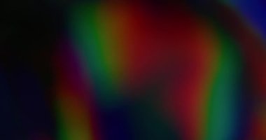 Parlak renkli bir arka plan. Optik lens etkisi. Odaklanmamış toz sızıntısı yeşil sarı ışınlar gökkuşağı titreşen ışınlar koyu siyah, soyut sanat ışığı bulanıklığı.