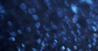 Odaklanmış spektrum. Gökkuşağı ışıkları. Aydınlatılmış renkli noktalarla değişken dağılım. Havalı mistik parıltısıyla şenlikli bir arka plan..