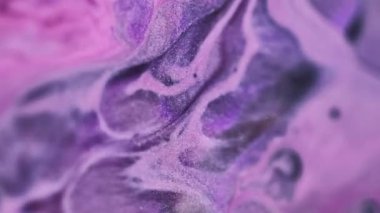 Parlak jöle. Sihirli parıltı akış boyası. Bulanık mor lavanta karışımı. Işıl ışıl parlayan sıvı. Renkli sanat arka planı..