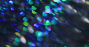 Bulanık soyut ışıltılar. Noel şenliği. Odaksız sızıntı, çok renkli, yeşil, mavi ışınlar, gökkuşağı titreşimli ışınlar, sanat arkaplanındaki ışık yansımaları..