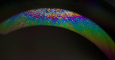 Yağlı boya karışımı. Benzin yağı. Odaklanmamış mor gökkuşağı eğrisi akrilik kaygan koyu siyah soyut sanat arka planı.