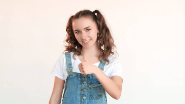 Kız vlogger yaşam tarzı. Motivasyon ilhamı. Hevesli, kendine güvenen genç bir kadın beyaz fotokopi arkaplanında parmağını gösteriyor..