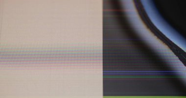 Piksel hatası. Üst üste izleme. Kırık renkli bulanık çizgilerle aydınlatılmış siyah kırık cam ekran. Başarısız gösteri grunge kipi.