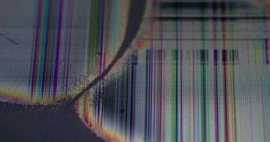 Çökme ekranı. Analog parazit. Piksel çizgili ızgara renk örgüsü ile bozulmayı göster. Dijital arızanın hasarlı dokusu kırık cam yüzeyi.