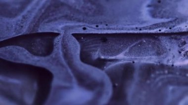 Parlak yağ sıçraması. Kabarcık boyası dökülmüş. Bulanık neon mavisi, siyah, ıslak, pırıltılı jel, emülsiyon, mürekkep akışı, soyut sanat arka planı..