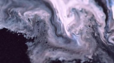 Boya dökülmüş. Sıvı sanat. Parlak soyut arkaplan üzerine odaklanmış mor gri siyah renkli sıvı mürekkep karışımı parçacık dokusu.