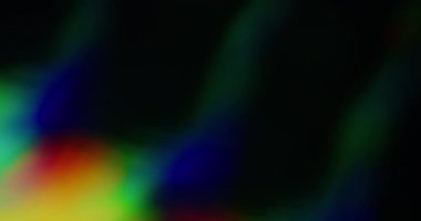 Işık parlamaları üstüste biniyor. Bulanık prizma gökkuşağı. Odaklanamayan sızıntı, çok renkli yeşil ışınlar, koyu siyah soyut sanat arka planında renk değiştiren ışın lenslerini titretiyor..
