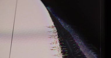 Arızayı göster. Bilgisayar çöktü. Kırık piksel efektleriyle monitörün koyu renkli kısmı. Resim çalma sorunu arkaplanı örtüyor.