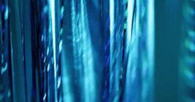 Odaklanmış süslemeler. Şenlik telleri. Parti parlak renk iplikleri mutlu ışıklandırmada parlıyor. Işıldayan folyo kurdeleler parlak bir yansıma asar.