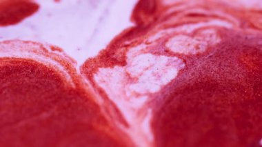 Işıldayan sıvı karışımı. Parlak mürekkep döküldü. Odaklanmamış kırmızı altın rengi ışıltılı dokusu akrilik emülsiyon karışık dalga soyut sanat arka planı.