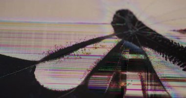 Delik çatlağı. Monitör hasarı. Web deforme olmuş ekran grunge yüzeyi. Çağdaş cam tanıtım ekipmanlarının bozulmuş dokusunu üst üste koy.