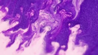 Köpüklü sıvı karışımı. Mürekkep dalgası. Bulanık mor beyaz renk parıltılı desen sıvı boya karışımı dökülme soyut sanat arka planı.