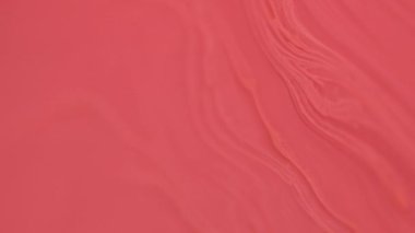 Yumuşak boya. Pürüzsüz. Odaklanmamış kırmızı turuncu renk yağ emülsiyonu parlak mürekkep deseni akış hareketi soyut sanat arkaplanı.