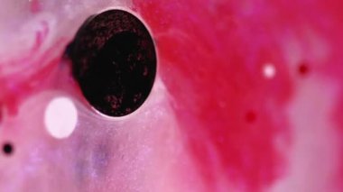 Parıldayan yağ. Parıldayan boya. Odaklanmamış kırmızı siyah beyaz renk soluk baloncuk yumuşak ışık jeli parıldayan mürekkep akışı hareketli soyut sanat arkaplanı.