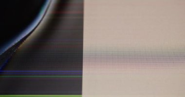 Bozulmuş ekran. Sinyal arızası. Yarım pikselli tahıllı dijital kaplama dokusu yok edildi. Çok renkli kenarları olan bir çatlak buldum..