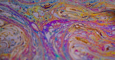 Soyut akış. Baloncuk sanatı. Odaklanmamış mor yeşil sıvı yağ eğrisi koyu siyah bulanık ışık arka planında akrilik kaygan.