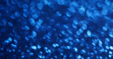 Bulanık ışık. Mavi yanıp sönüyor. Işıltılı, parlak, gizemli atmosferik yüzey. Düz olmayan ışıltı efekti parlayan daire benekler..