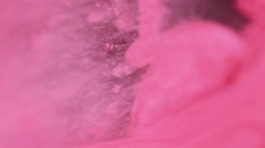 Mürekkep gibi parlayan su damlası. Soyut akışkan sanat arka planı renkli kırmızı emülsiyon pembe karışım desen pigment sıçrama karışımı dalga boyası sıçraması.
