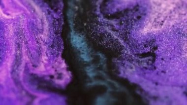 Parlak mürekkep karışımı. Sıvı sim damlası. Odaklanmamış mor renkli parıltılı boya damlası dalga akışı soyut sanat arkaplanı.