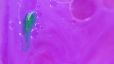 Yağlı boya. Fantezi mürekkebi. Odaklanmamış pembe mavi renk sızıntısı parlak parlak parlak parlak jel yüzen şeffaf kabarcıklar soyut sanat arka planı.