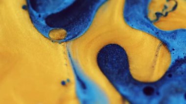 Islak sim karışımı. Akrilik sıvı. Odaklanamayan sarı altın rengi parıltı sıvı yağ damlası baloncuk karışımı emülsiyon soyut arkaplan.