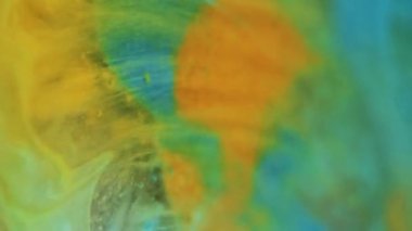 Parıldayan duman. Gradyan boya. Odaklanmamış mavi turuncu yeşil renk. Parlak sıvı parlatıcı emülsiyon. Su dokusu soyut sanat arkaplanı..