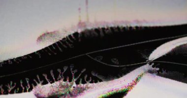 Çatlak göster. Grunge dereleri. Dalgalı siyah sıvıyı ışık tanecikli bozulma yayın arızası ekranına yayıyor. Kırık piksel dokusunun gökkuşağı parıltısı.