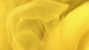 Renk buhar bulutu. Boya suyu girdabı. Bulanık, parlak, parlak, sisli, yüzen mürekkep hareketli, soyut bir sanat arkaplanı gibi hayal kuruyor..