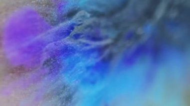 Parlak mürekkep. Parıltı emülsiyonu. Boya sıçrama sıvısı mavi mor altın parıldayan parçacıklar soyut renkli arkaplan tasarımı.
