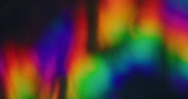 Bulanık kırılma ışığı. İşaret fişeği etkisi. Odaksız sızıntı. Çok renkli yeşil ışınlar. Gökkuşağı, soyut sanat kara arka planında yer değiştiren ışın lensleri..