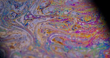 Soyut sıvı. Baloncuk süslemesi. Odaklanmamış mor yeşil yağ rengi eğrisi koyu siyah bulanık ışık sanat arka planında akrilik kaygan.