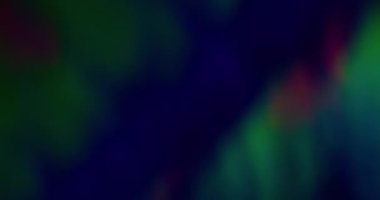 Renkli titreşimler. Bulanık ışık parlıyor. Soyut sanat arka planında çözünmüş yeşil ışınlar gökkuşağı gradyan ışın lensleri parlıyor.
