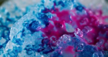 Mürekkep damlası. Soyut boya. Mavi pembe renk buz karışımı akışı. Sıvı karışımı. Bulanık sanat dokusuna dökülen sıçrama..