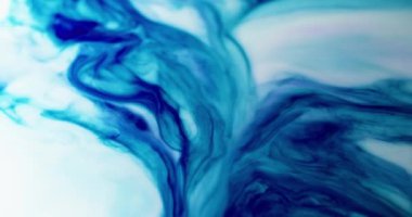 Sıvı duman. Mavi mürekkep. Işıl ışıl parlak boyaların yumuşak dalgalı yayılımı, kalın bir diş minesi etkisi. Pürüzsüz renkli sıvı akış patlaması odaklanmış desen.